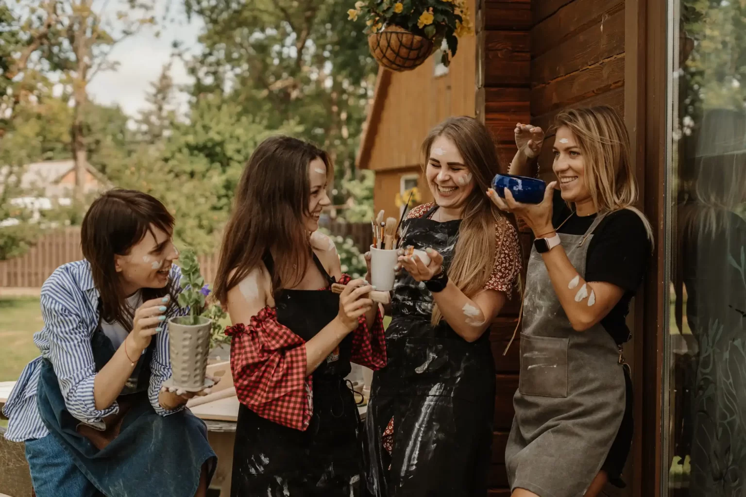 Draugių grupė su savo keramikos darbais Cosita studijoje
